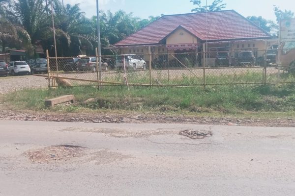 Jalan Depan Kantor PU TR PALI Berlobang Ini Tanggapan Kepala Dinas