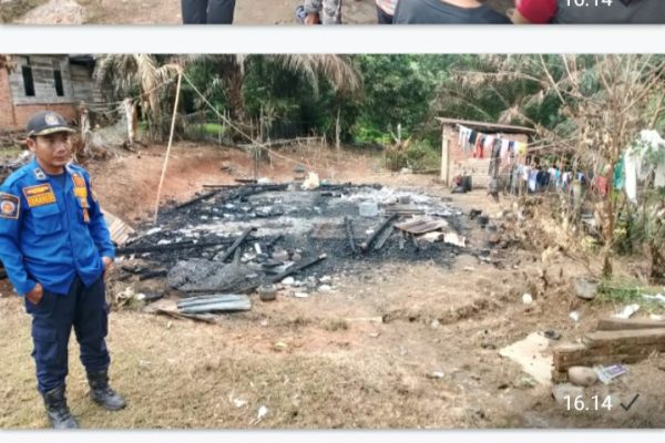 Ketua TP PKK PALI Dwi Septaria Tinjau Korban Kebakaran di Desa Simpang Solar