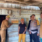 Pastikan Bansos Tepat Sasaran, Pemdes Sungai Ibul Mulai Pasang Stiker Keluarga Miskin