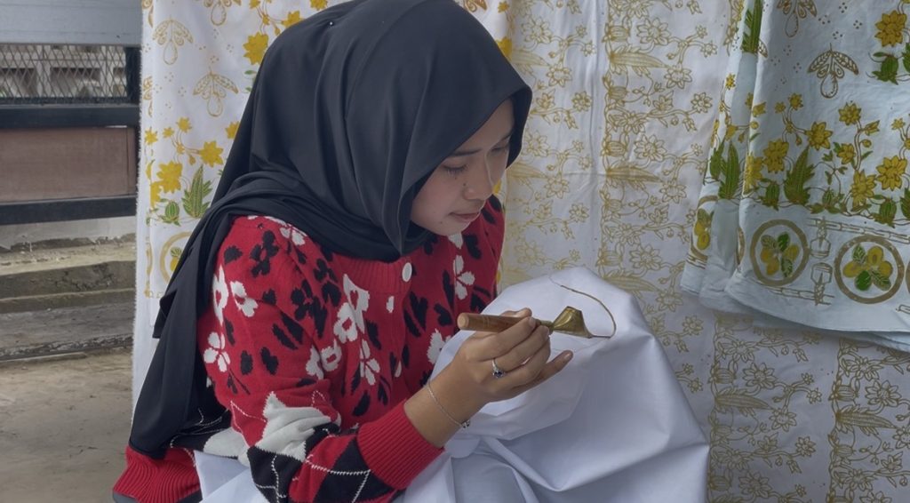 Syafira sedang membagik
