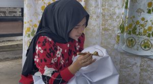 Syafira sedang membagik